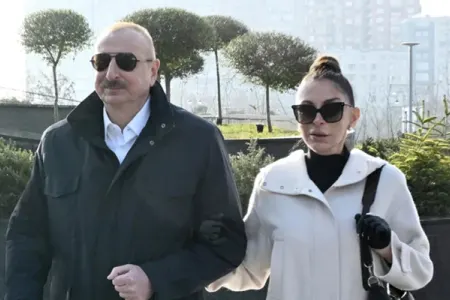 Prezidentlə xanımının yeni açılan parkda gəzintisinin - VİDEOSU