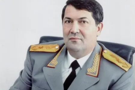 General güləşçiyə 100 minlik maşın nömrəsi hədiyyə etdi