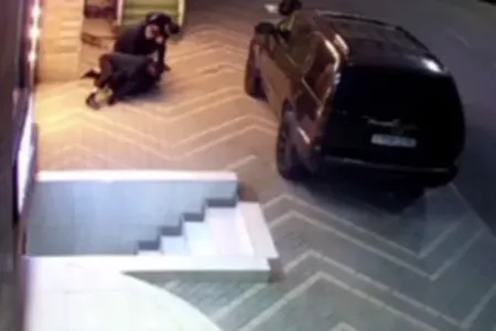 DƏHŞƏT: Polisi döyüb öz silahı ilə güllələdiər