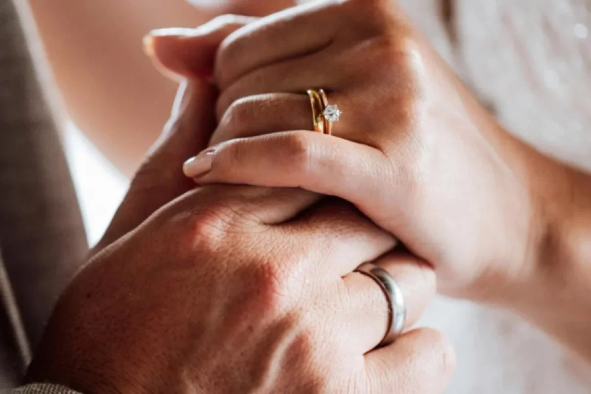 Tanınmış aktrisa iş adamı ilə NİŞANLANDI - FOTO