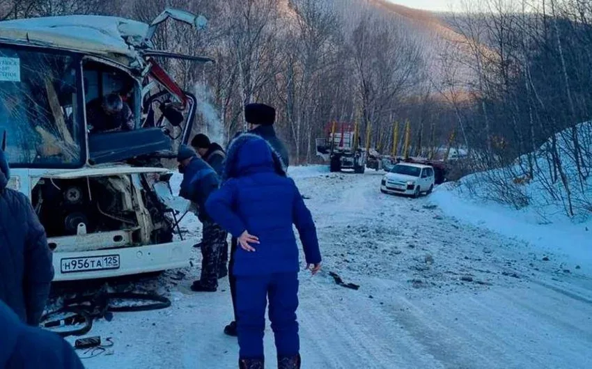 Ağacdaşıyan maşın və avtobus toqquşdu - 15 nəfər...