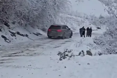 Maşın az qala onları vuracaqdı... - (VİDEO)