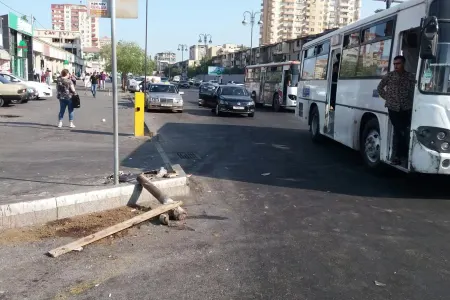 Güclü küləyə görə kişi yıxıldı, - avtobus üstündən keçdi