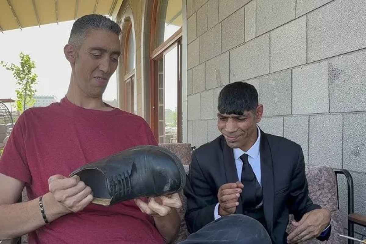 60 ölçülü ayaqqabı geyinən - ADAM