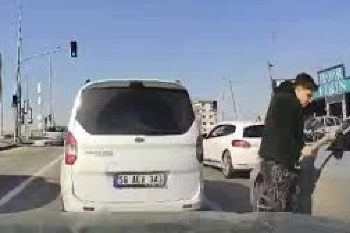 Tıxacda dava edib maşına - HÜCUM ETDİ