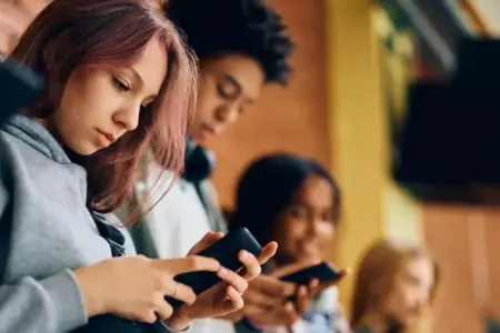 Məktəblərdə smartfon - qadağası