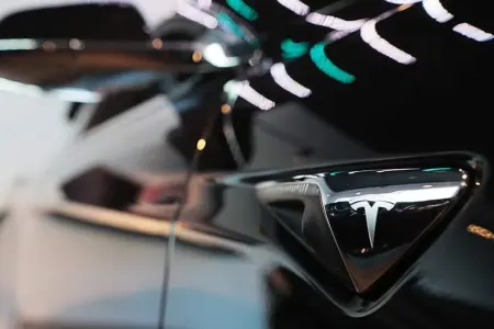Tesla avtomobillərini ard-arda yararsız hala saldılar