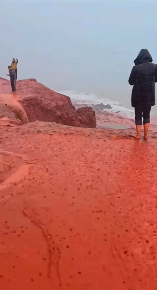 İranın "qanlı" çimərliyi: - Yer-göy qırmızıya büründü