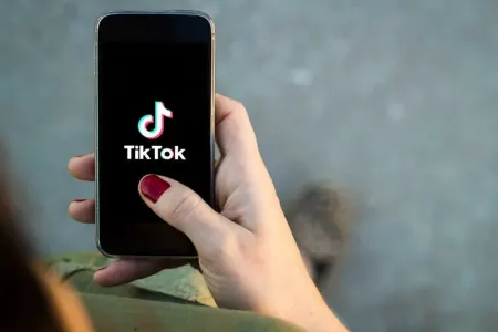 "TikTok"da ərinin xəyanət etdiyini görən qadın - DƏHŞƏT SAÇDI