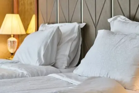 Otellərdə yataq dəstləri və dəsmallar niyə həmişə ağ rəngdədir?