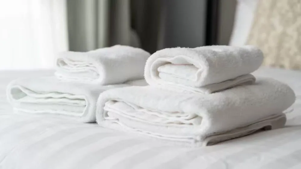 Otellərdə yataq dəstləri və dəsmallar niyə həmişə ağ rəngdədir?