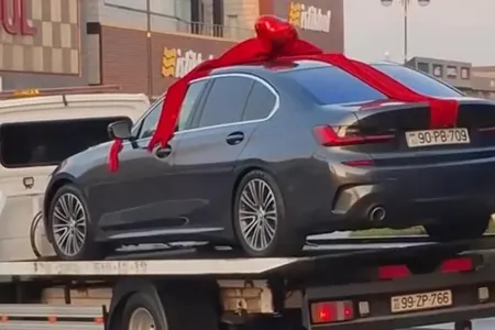 Bakıda qıza "Sevgililər günü"ndə bahalı BMW hədiyyə etdilər - VİDEO