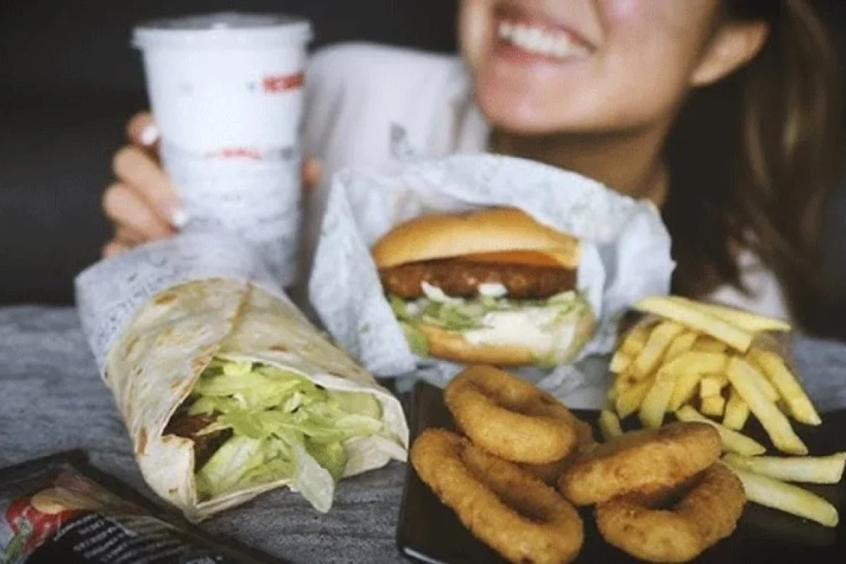 Piylənmə və yemək pozğunluqları üçün yeni təhlükə: - 'Mukbang' tendensiyası