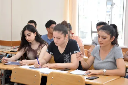 “Bəzi universitetlər qəsdən tələbələri kəsir ki, yayda gəlir mənbələri olsun”