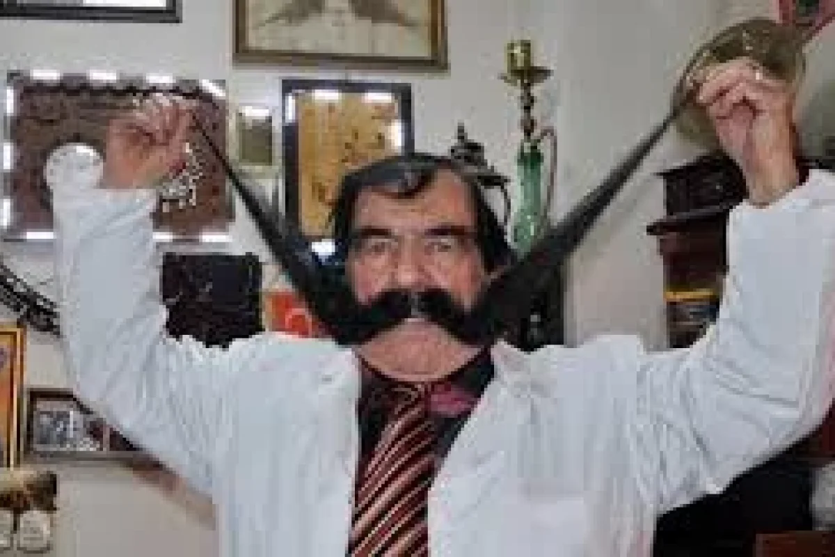 60 ildir bığlarını qırxmayan - bərbər