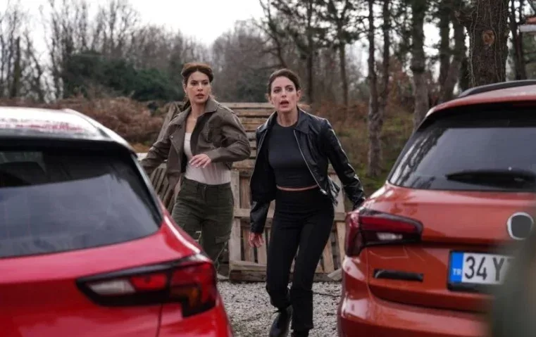 Məşhur aktrisaların olduğu təyyarəni ildırım vurdu - FOTO