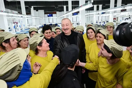 İlham Əliyev Xankəndi tikiş fabrikində - YENİLƏNDİ / FOTO
