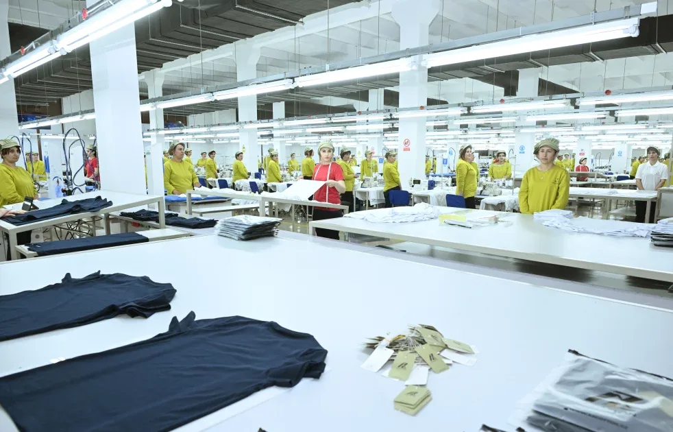 İlham Əliyev Xankəndi tikiş fabrikində - YENİLƏNDİ / FOTO