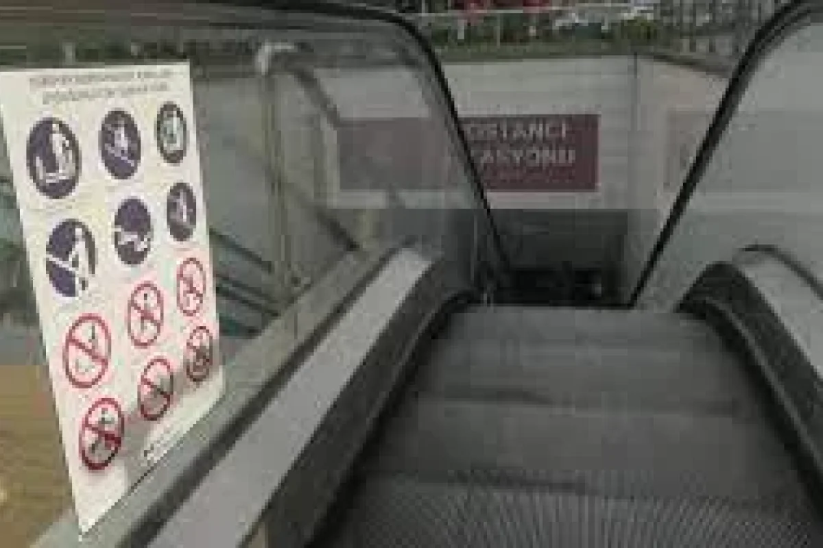 Qadının ayaqları eskalatorda - İLİŞDİ