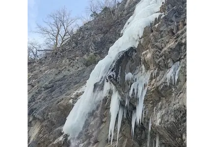 Azərbaycanda 75 metrlik şəlalə dondu - FOTOLAR