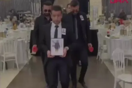 Toyda bəyə çələng yazılmış - zarafat