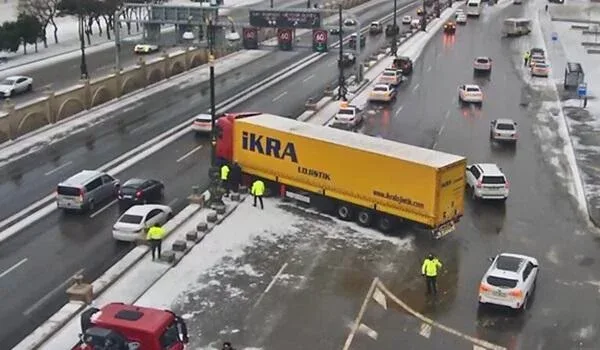 Bakıda qəza, yük maşını yoldan çıxdı