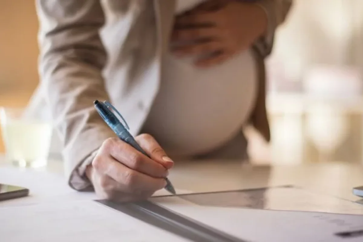 Hamilə olduğu üçün işdən çıxarılan - qadın təzminat aldı