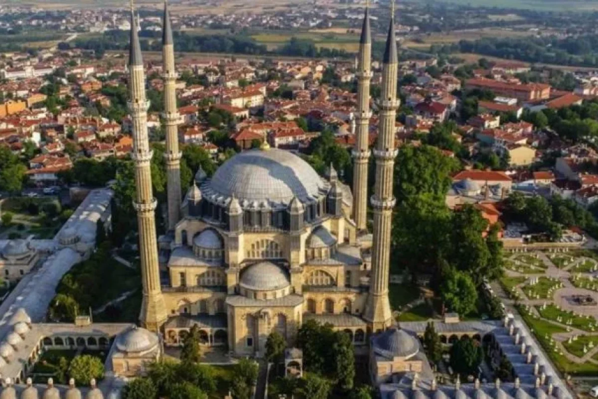 Turistlərin heyran qaldığı - Səlimiyyə məscidi