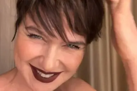 Məşhur aktrisa imicini dəyişdi - VİDEO