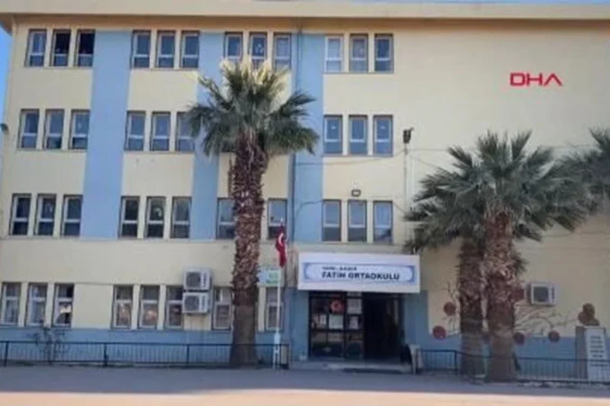 Müəllimi sinifdən çıxarıb döydülər