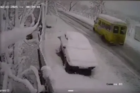 Marşrut avtobusu yoldan çıxıb AŞDI - ANBAAN VİDEO