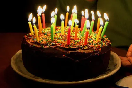 Ad günü faciəyə çevrildi - Əlindəki helium şarı üzündə partladı - VİDEO