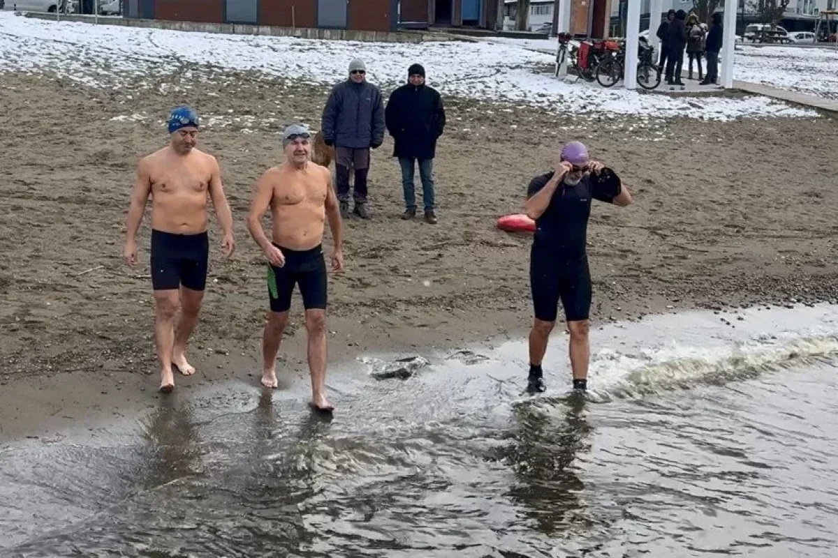 Şaxtalı havada dənizdə çimdilər - FOTO