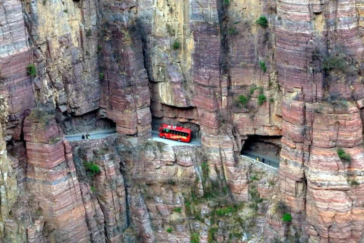 Dünyanın ən təhlükəli yolu: - 13 igid kəndli tərəfindən 5 ilə çəkilib