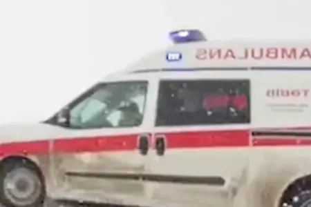 Təcili yardım maşını yolda qaldı