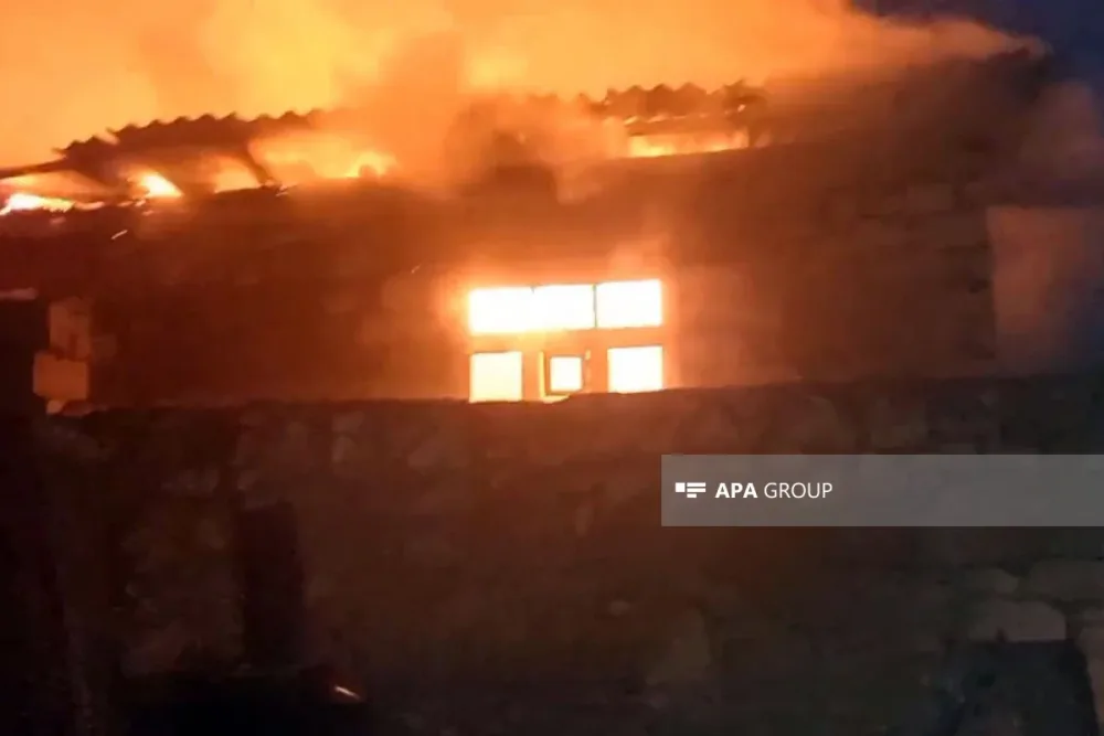 Şəmkirdə ev əşyaları ilə birlikdə yandı