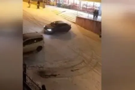 Avtomobillərin buz üzərində "rəqsi"