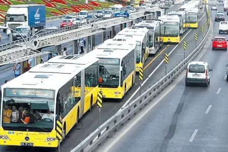 Türkiyədə yük maşını və sərnişin avtobusu toqquşdu