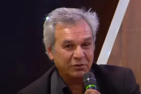 Azərbaycanlı müğənni efirdə KƏRPİC QIRDI - VİDEO