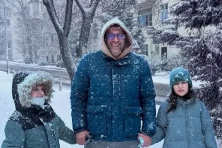 “Uşaqları ilə vəhşi kimi qartopu oynayan ata” - VİDEO