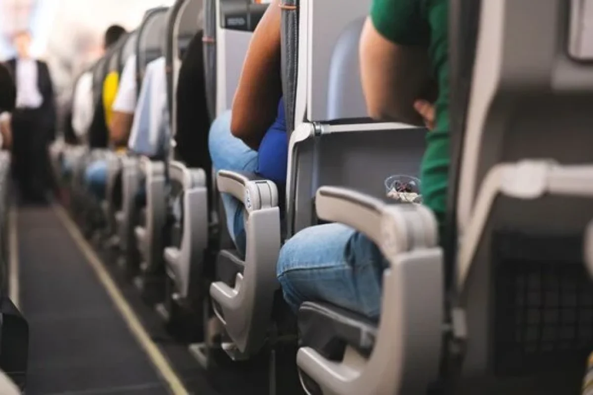 Təyyarədə ölən qadınla dörd saat uçdular