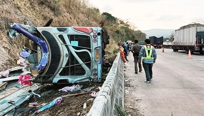Taylandda avtobus aşdı - Ölənlər var