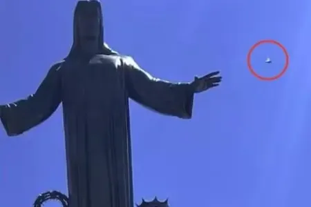 İsa Məsih heykəlinin üstündə naməlum uçan obyekt - GÖRÜNTÜLƏNDİ - VİDEO