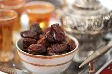İlahiyyatçıdan tövsiyə: - "Əvvəl namazı qılın, sonra iftar açın"