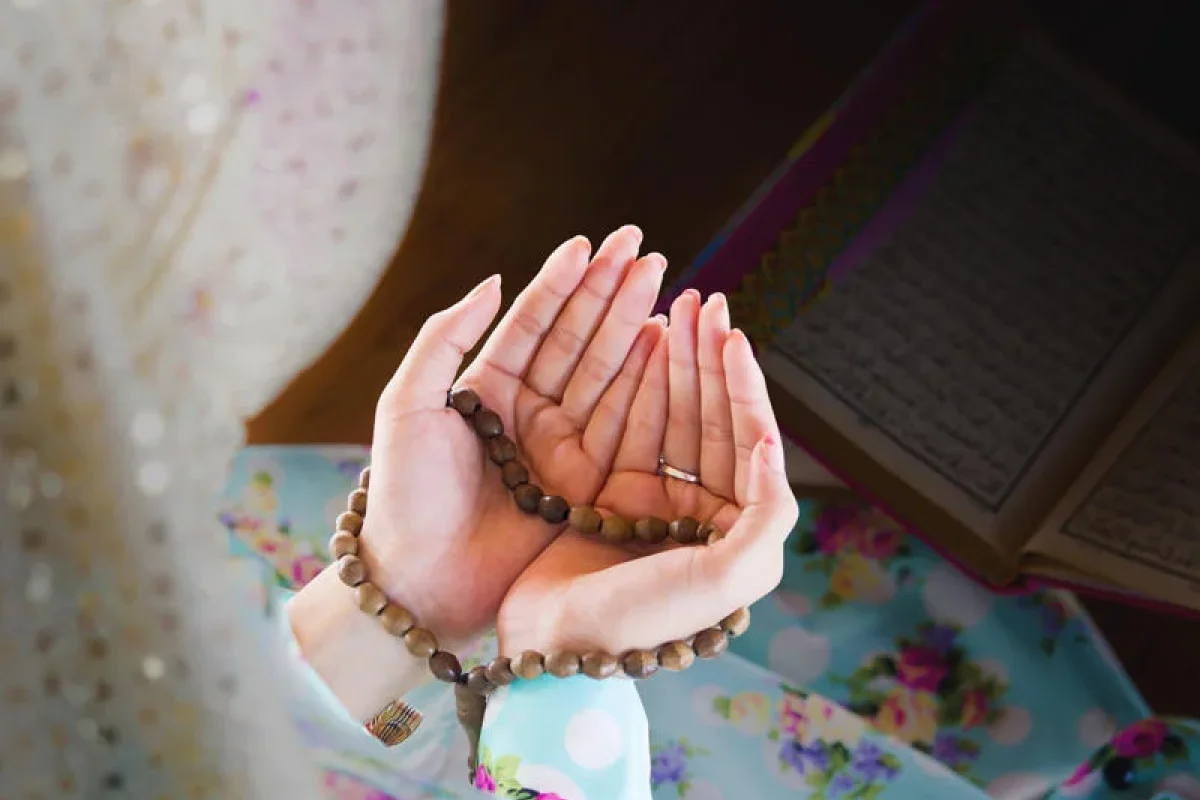 Namaz qılan kiçik qızı məsciddən - QAÇIRDIB... - ANBAAN VİDEO