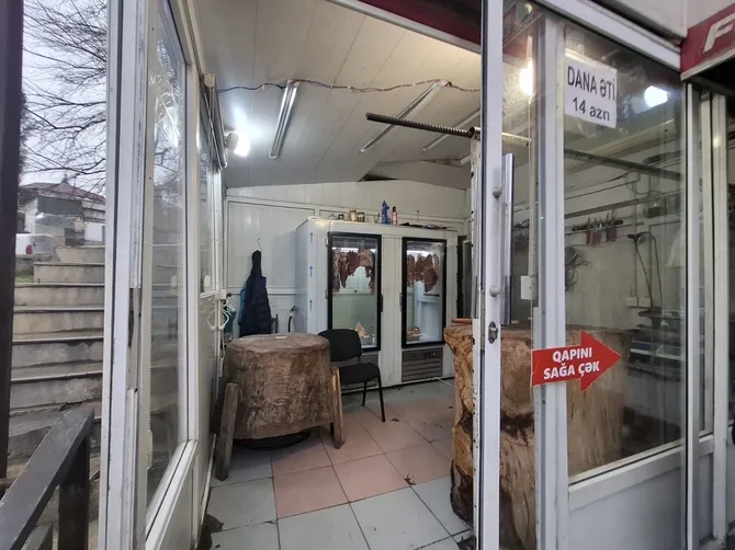 Yasamalda mal əti adı ilə at əti satılıb