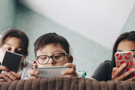 Smartfonlar uşaqların psixikasını pozur: - “Onlar bu bacarıqlarını itirirlər”