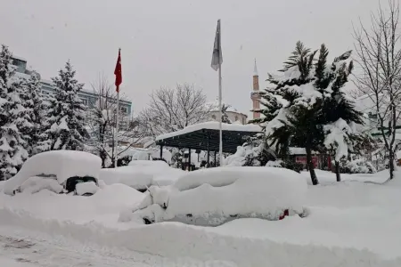 Qarın qalınlığı 6 metri keçdi - Türkiyədə məktəblər bağlıdır