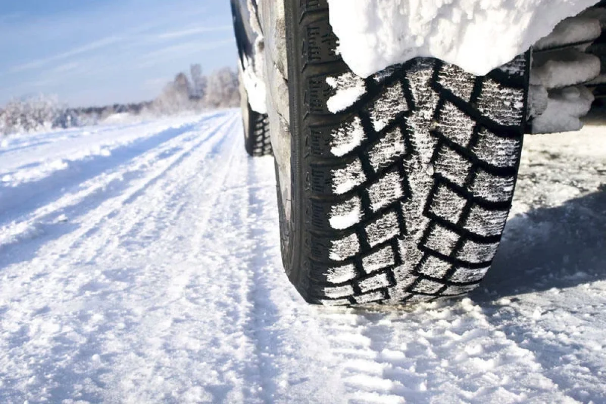 Şaxtalı havada yolda qalan avtomobillərin - SAYI