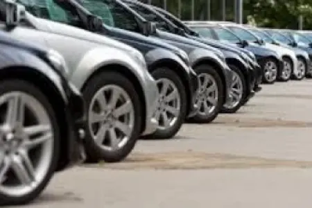 Bakıya gətirilən bahalı avtomobillər yandı
